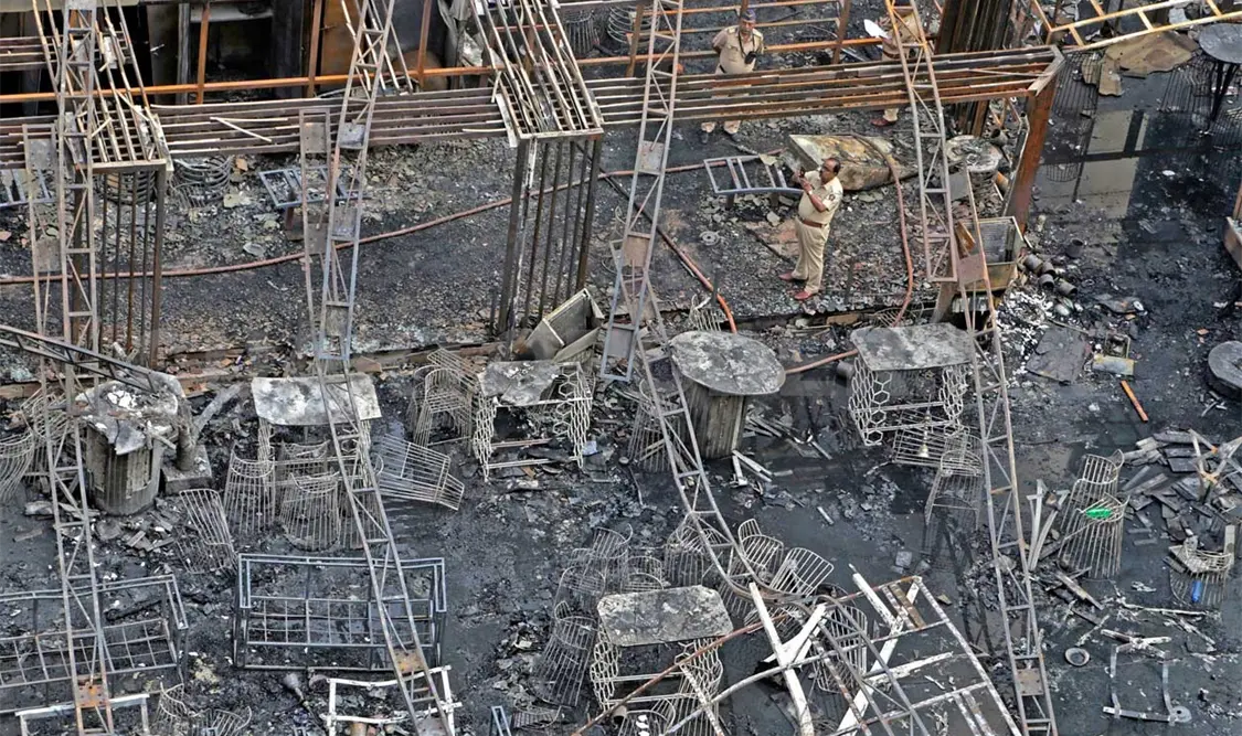 Al menos 15 muertos deja incendio en centro comercial