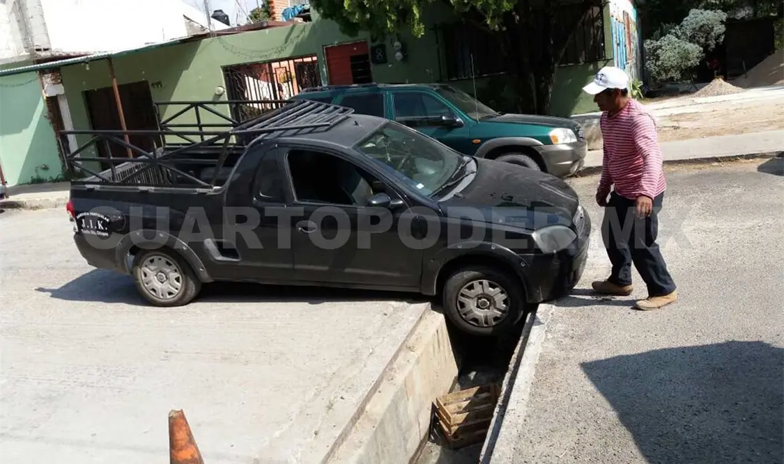 Decenas de autos caen en enorme trampa en Terán