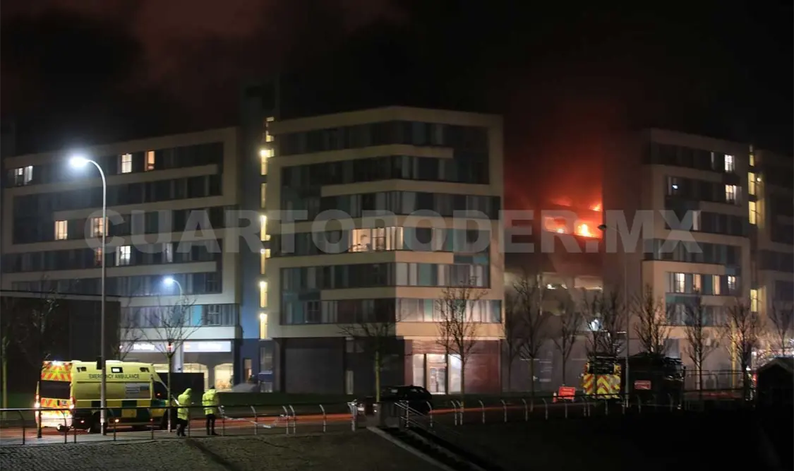 Incendio destruye mil 400 automóviles