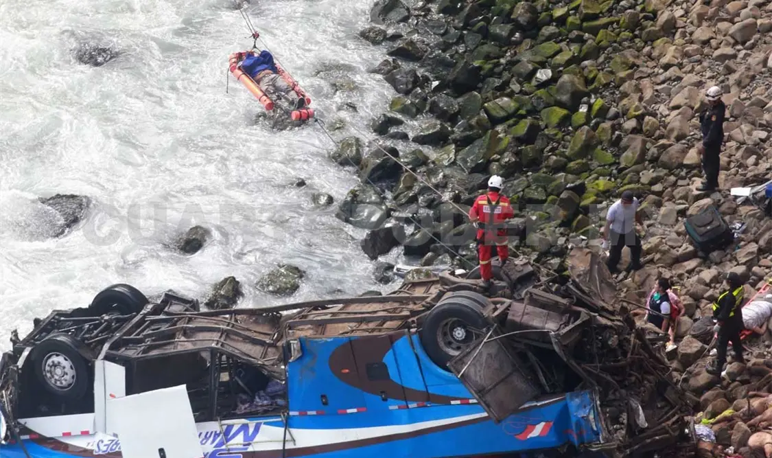 Mueren al menos 36 personas al caer autobús