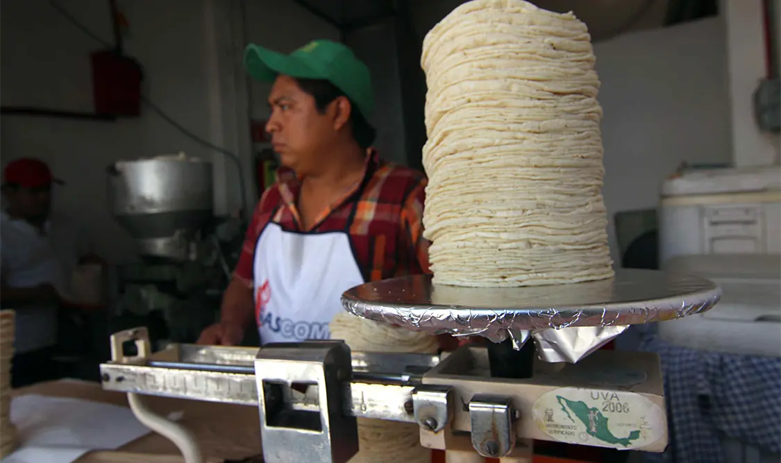 En algunos casos, los expendios ofrecen la tortilla hasta en 17 pesos el kilogramo. Foto: Guillermo Ramos/Cp