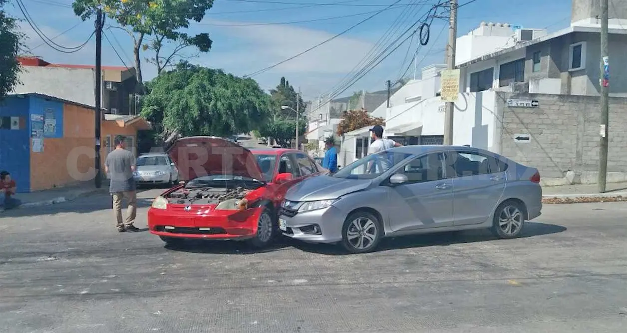 Fuerte impacto entre vehículos particulares