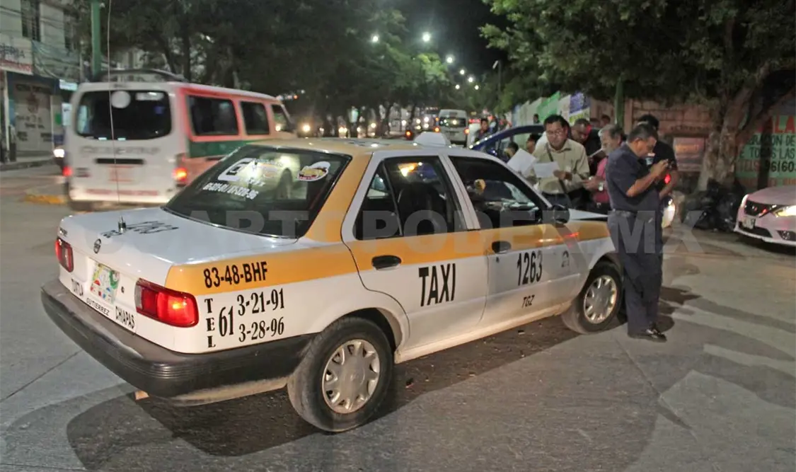 Mujer lesionada al ser impactada por un taxi