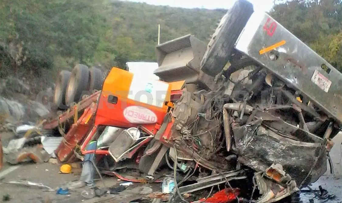 Coloso cargado de lámina vuelca en la Panamericana