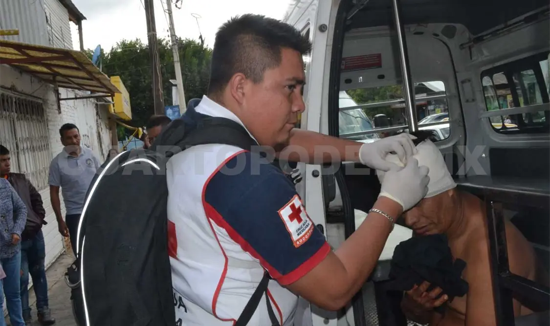 Descalabran a colectivero de un bastonazo en riña