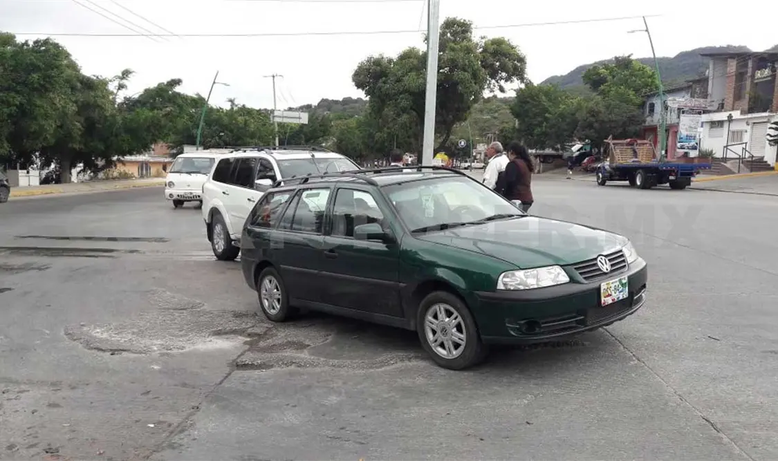 Mitsubishi impacta por alcance en el Libramiento Sur