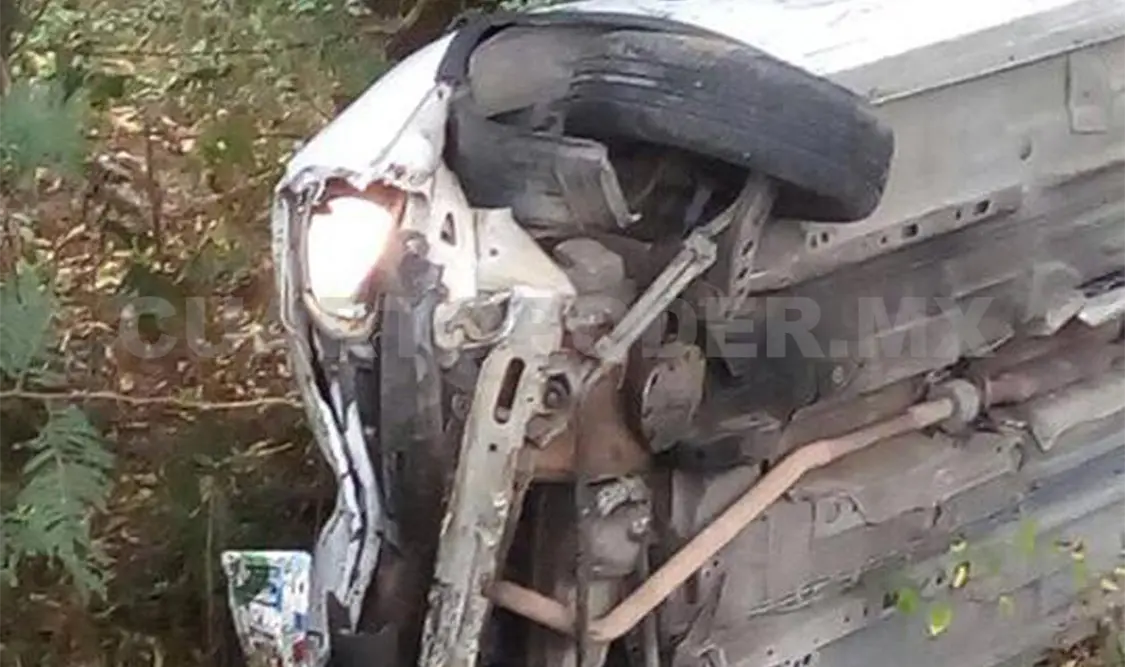Conductor de Tsuru quedó atrapado al salir del camino