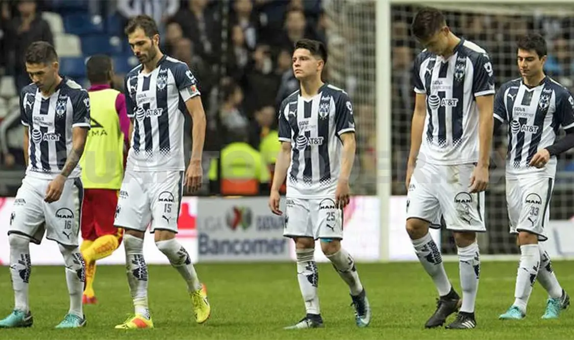 Rayados se retira cabizbajo de la cancha luego del empate ante Monarcas. Agencias