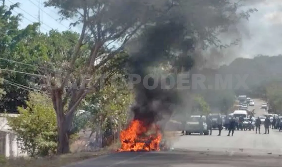 Una camioneta quedó reducida a cenizas ayer por la tarde sobre el tramo Villaflores-Villacorzo. Dalia Villatoro / CP