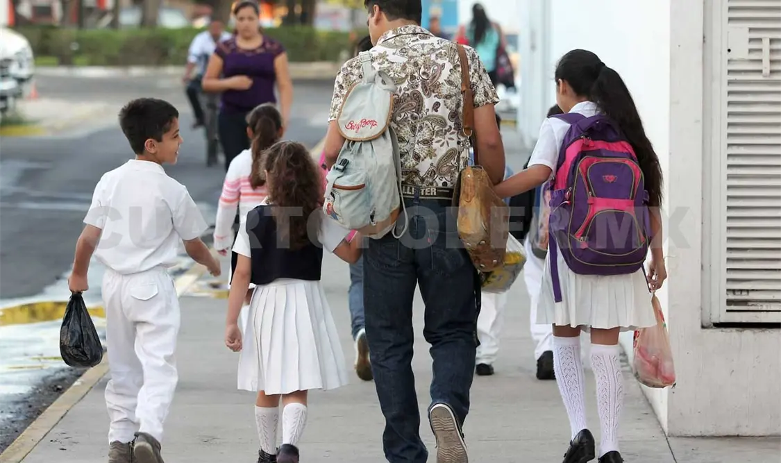 Regresan a clases alumnos del país