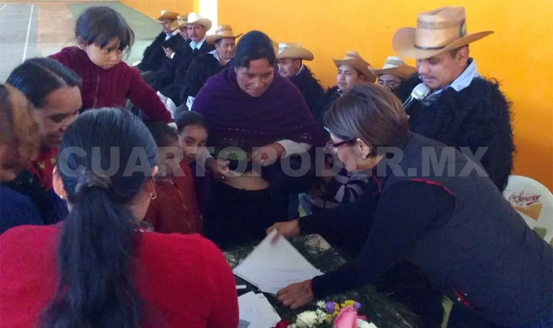 Entregan seguros de vida a hijos de madres fallecidas