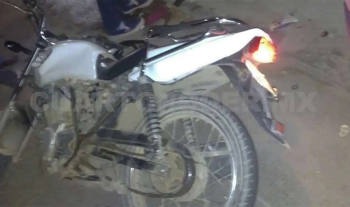 Veloz conductor embiste a dos motociclistas