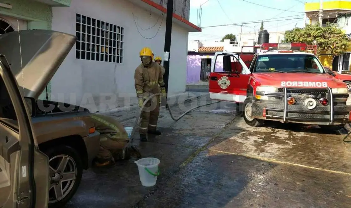 Cortocircuito causa incendio y bomberos lo sofocan