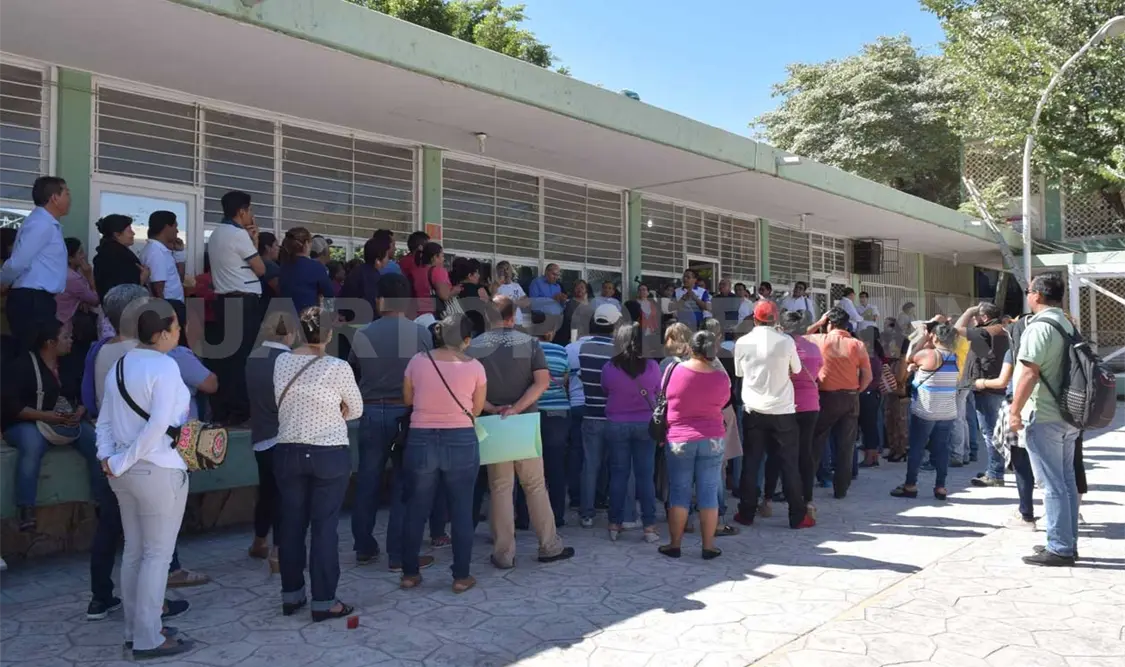 Padres encaran a las autoridades