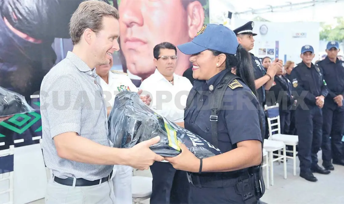Aumenta Velasco salario a policías