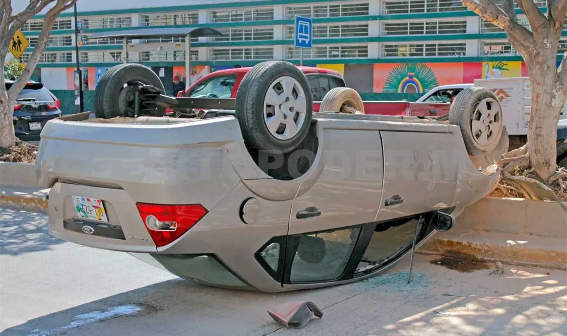 Vuelca particular al ser impactado en “semaforazo”