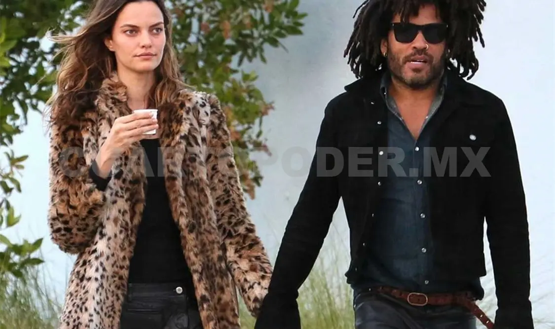 Sale con una mujer que tiene la edad de su hija