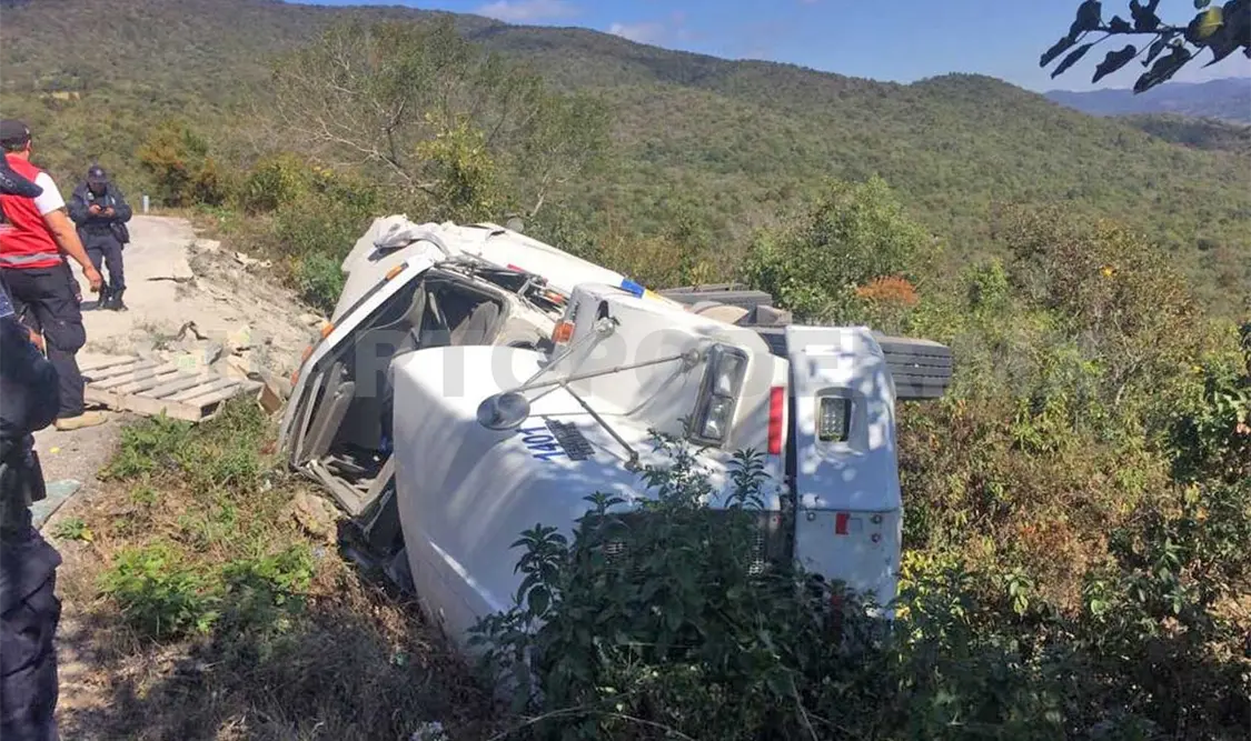 Vuelca tráiler con 27 toneladas de cemento