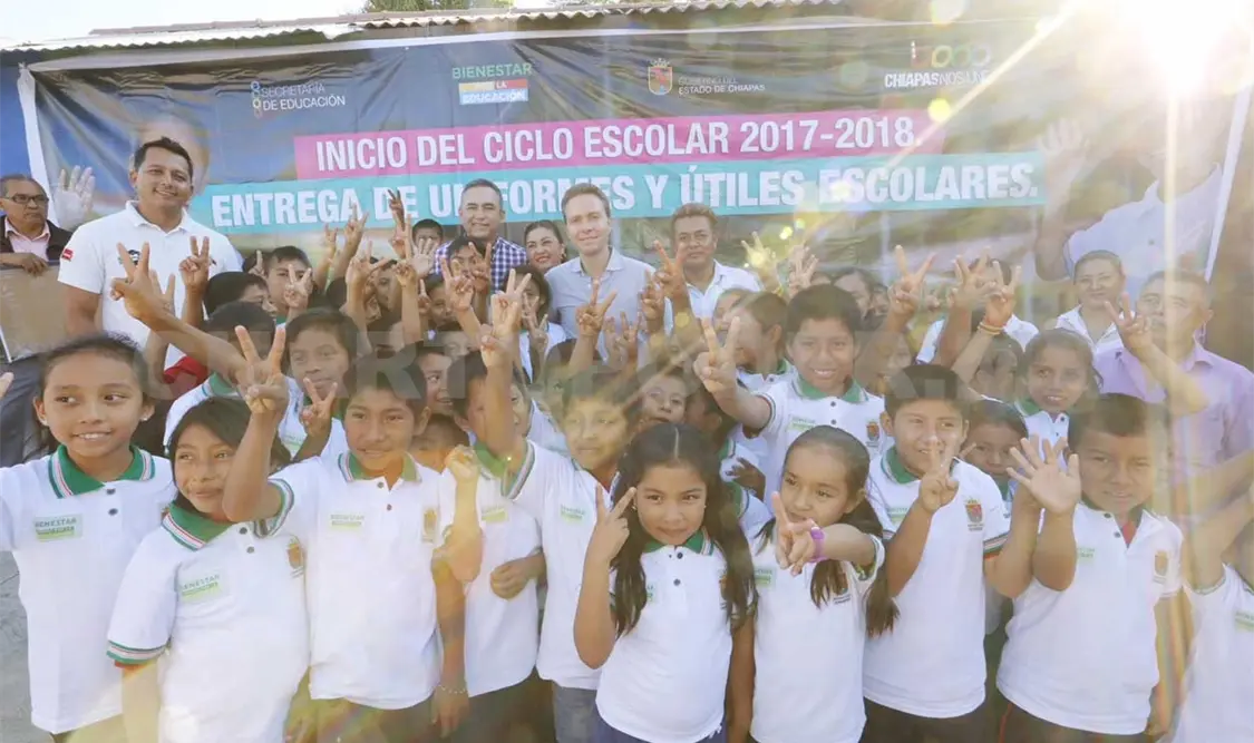 Acompaña gobernador a docentes y estudiantes en el reinicio del ciclo escolar