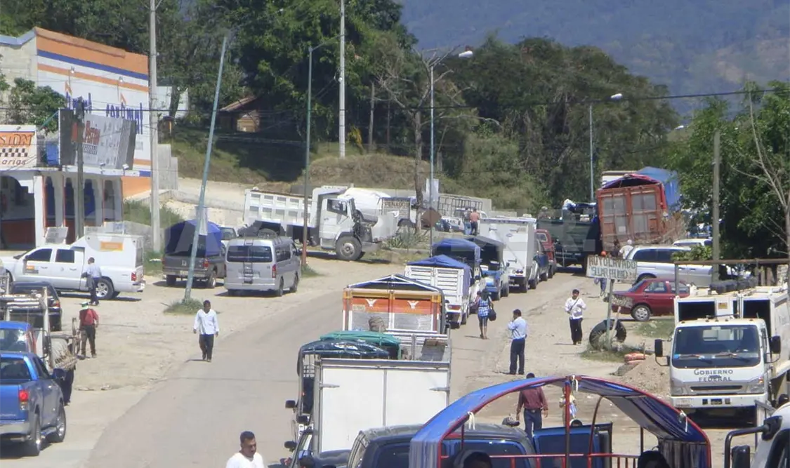Transportistas bloquean acceso a Ocosingo