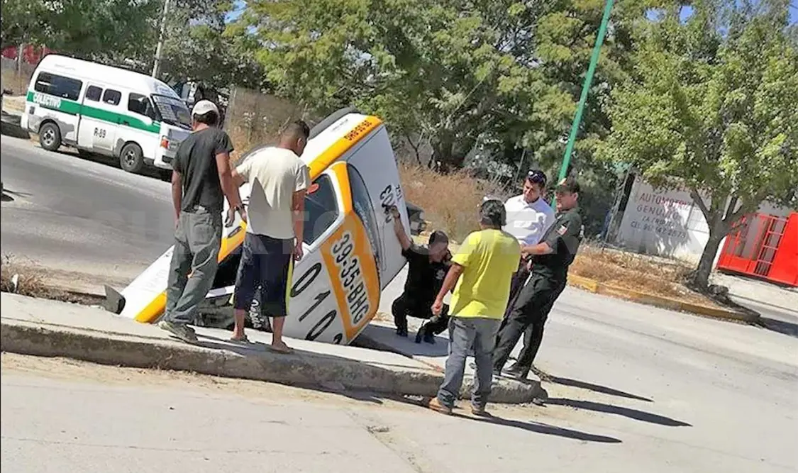 Abandonan taxi tras caída en dren