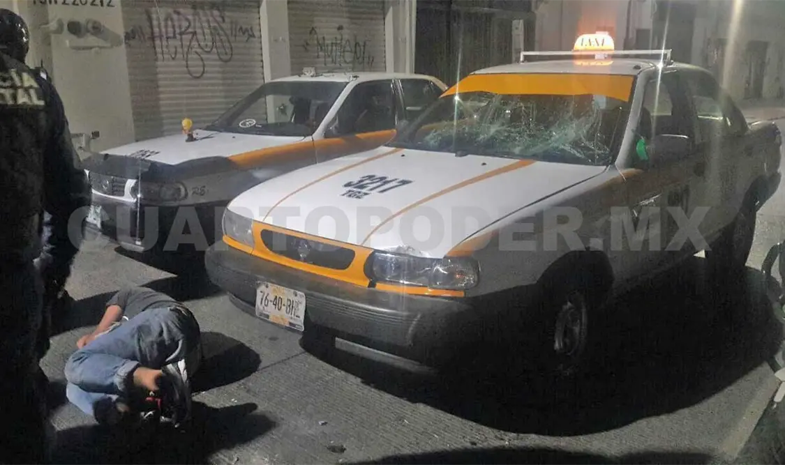 Se lanza contra taxi en movimiento; es detenido