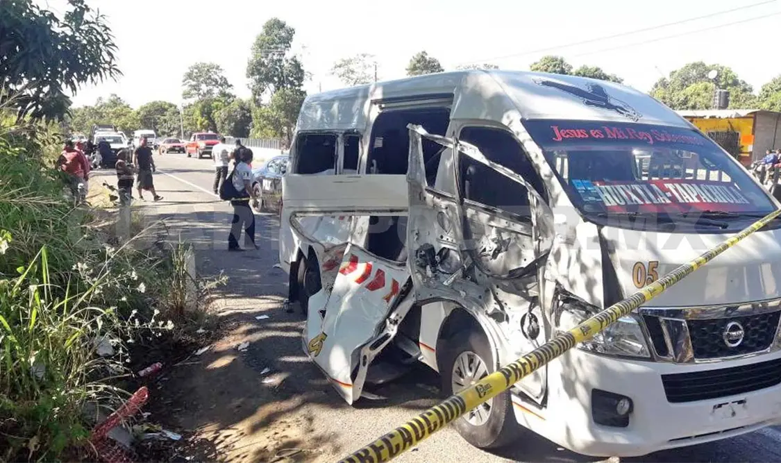 Mueren dos mujeres en un accidente de combi y torton