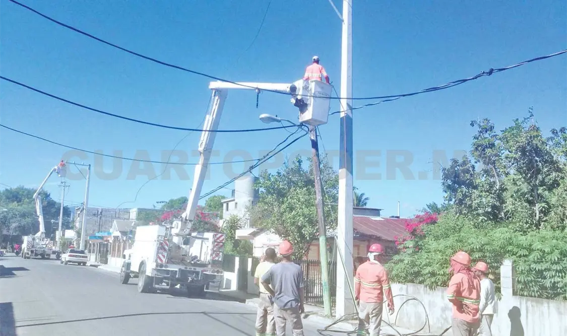 Amplían red de energía eléctrica en colonias