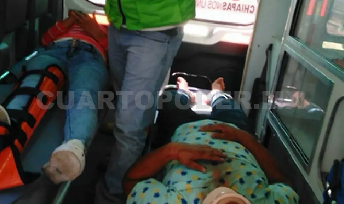 Derrapa pareja de motociclistas y resultan lesionados