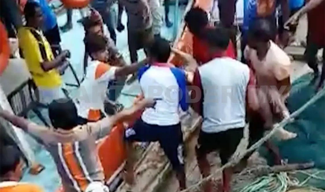 El bote que transportaba a unos 40 escolares volcó en el mar cerca del mediodía. Agencias