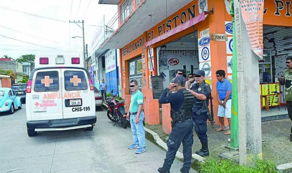 Paramédicos trasladaron a la víctima al hospital del ISSSTE para que recibiera atención médica. Rafael Victorio /CP