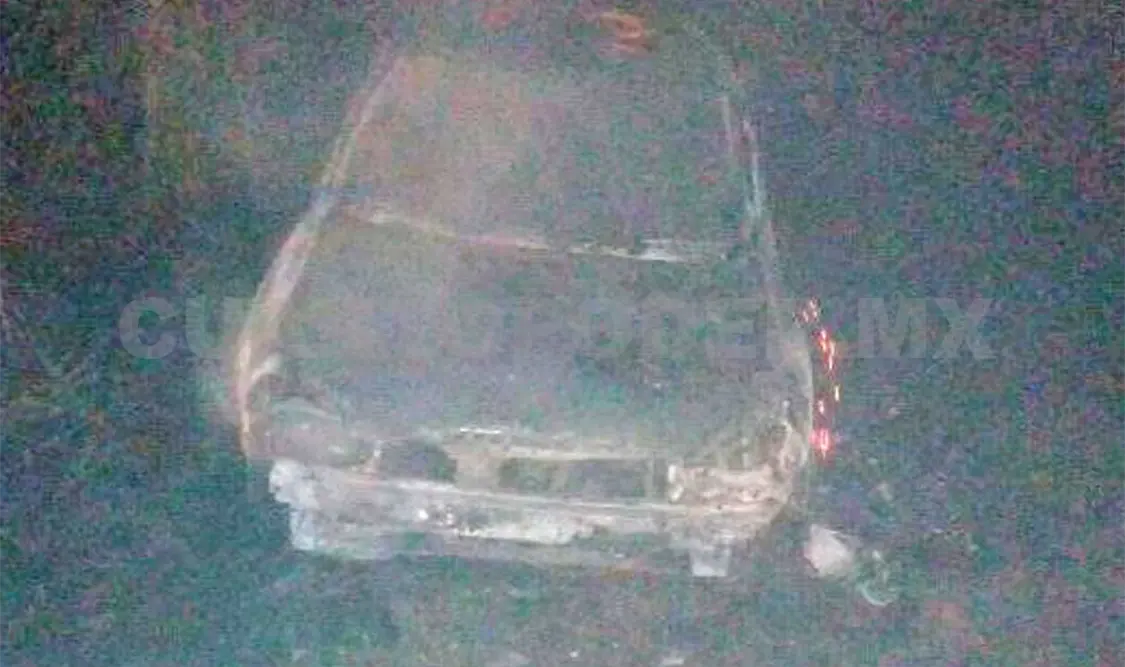 En pocos minutos el automotor quedó reducido a cenizas, sobre el tramo Arriaga-Tonalá. Noel Vázquez /CP