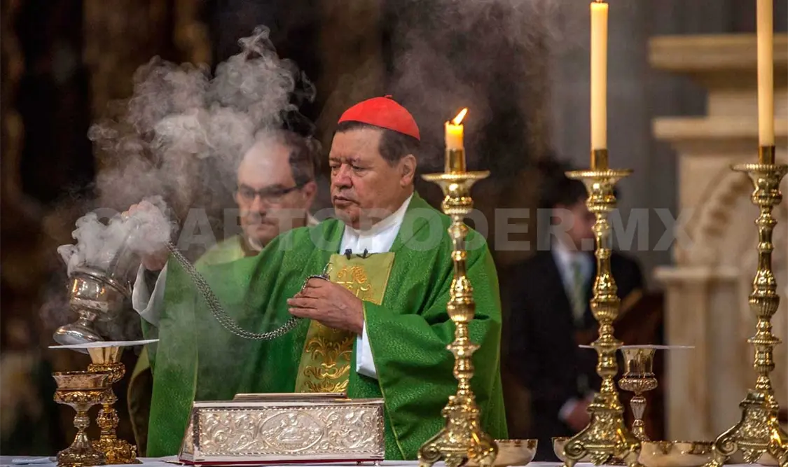 Cardenal Rivera reza por políticos