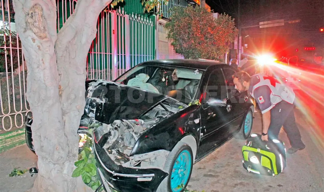 Jetta impacta contra árbol; dos resultan lesionados