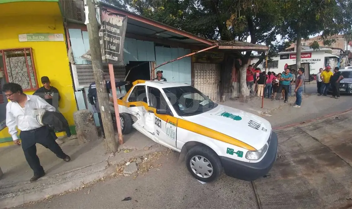 Taxista derriba pared al ser impactado por camioneta
