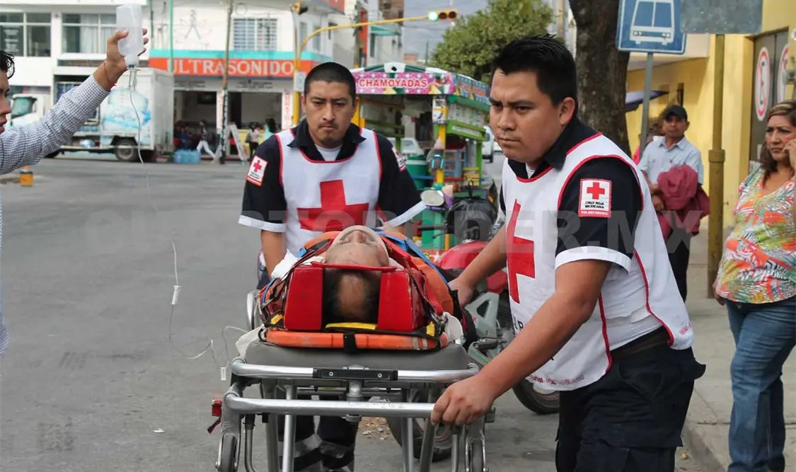 Dama lesionada al ser aplastada por un portón