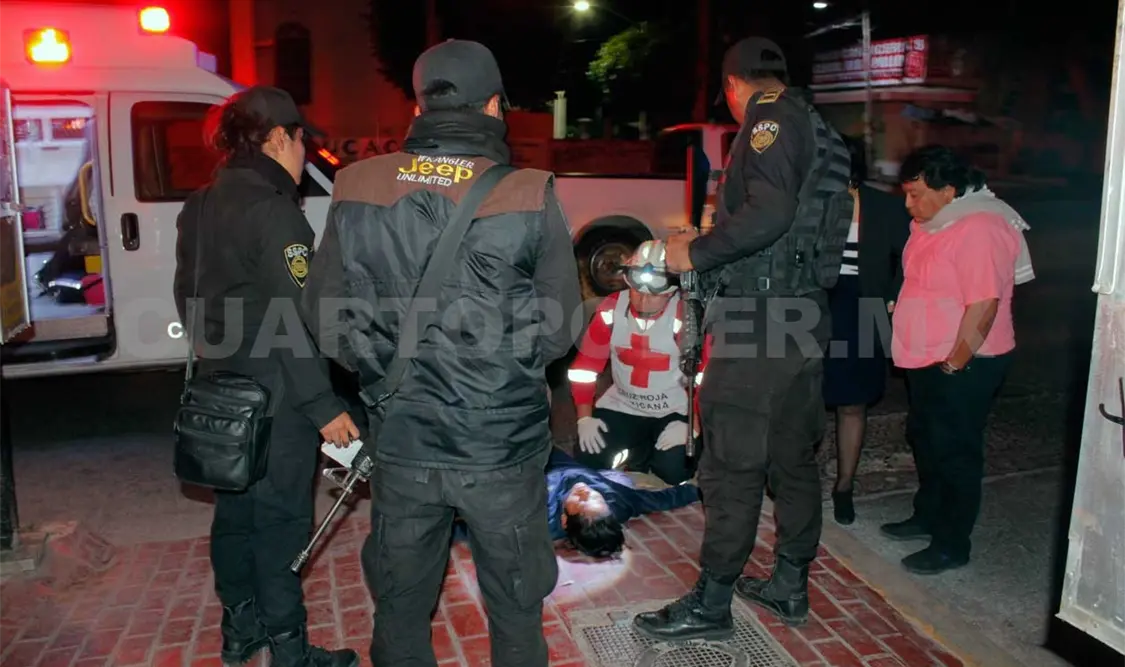 Encuentran a dama tirada sobre la vía pública