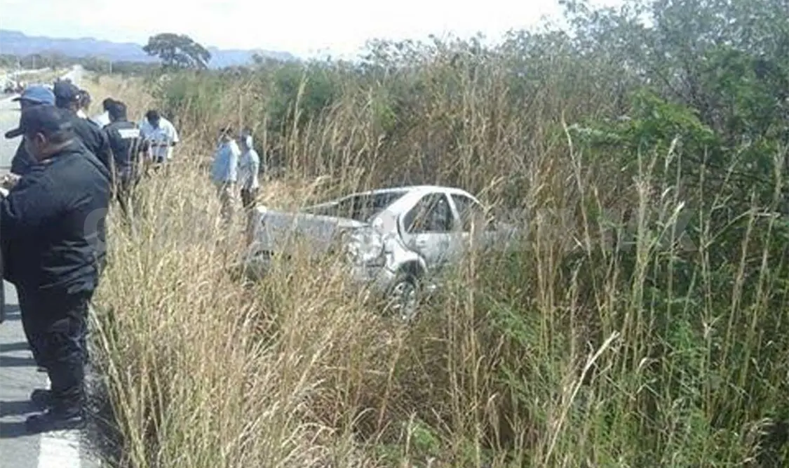 Sobrevive conductor de Jetta tras volcar