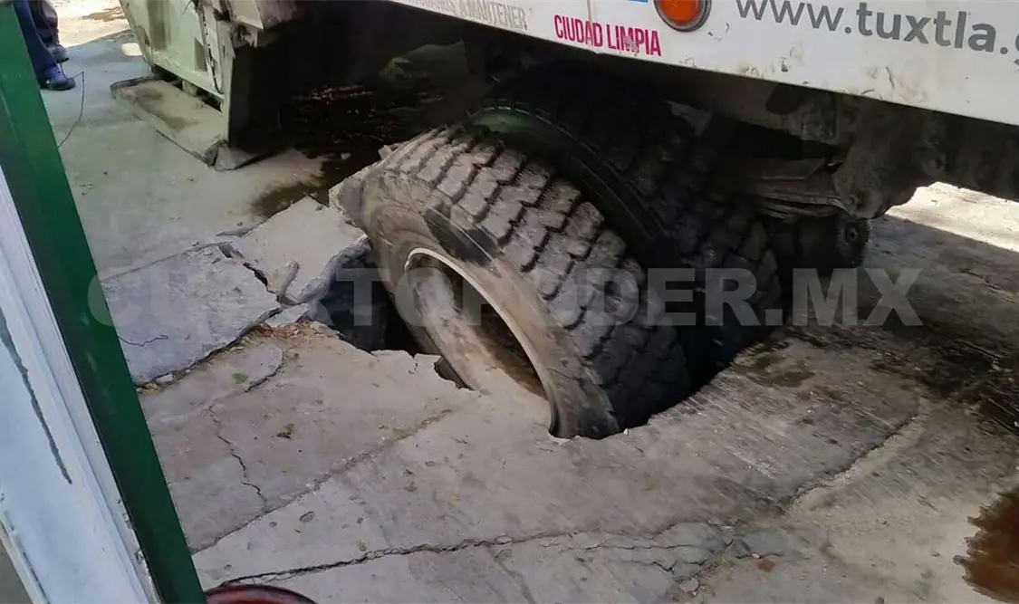 Camión se hunde en calle frágil