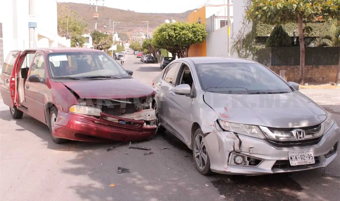 Dos lesionados en choque de particulares en Tuxtla