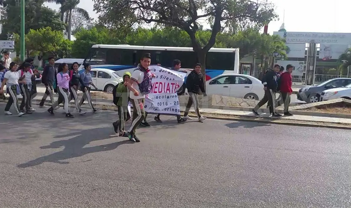 Marchan estudiantes luego de tres días de bloqueo