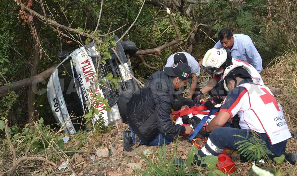 Colectivo se precipitó a un barranco; dos heridos