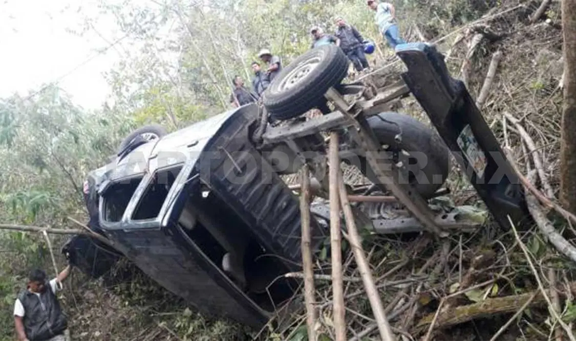 Seis lesionados al volcar camioneta