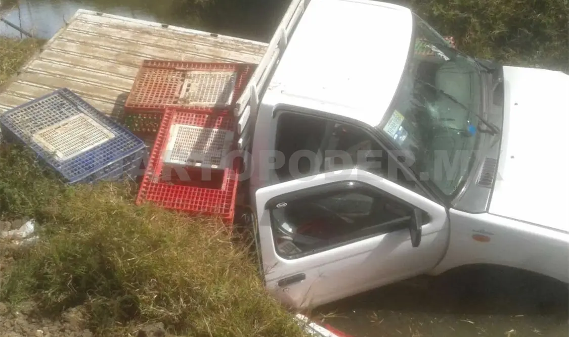 Torton y camioneta al fondo de un río tras carambola