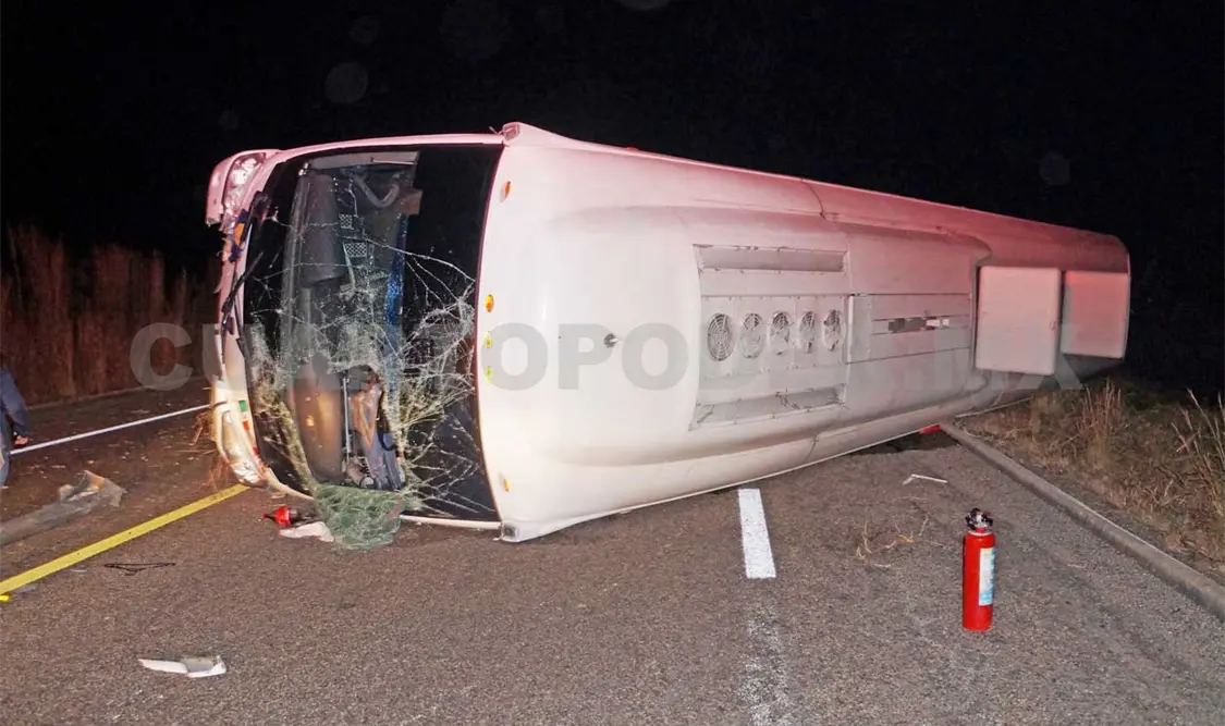 Volcadura de autobús deja un muerto y 24 lesionados