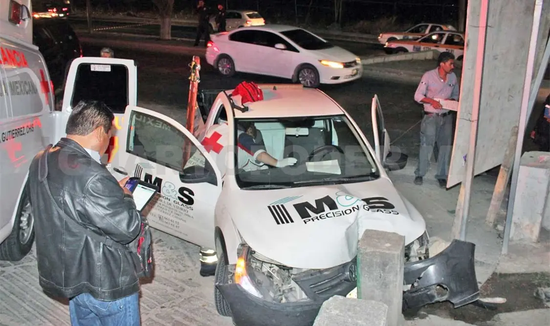 Por ir a exceso de velocidad se impacta en muro