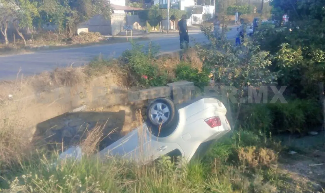 Jetta vuelca y se va al barranco