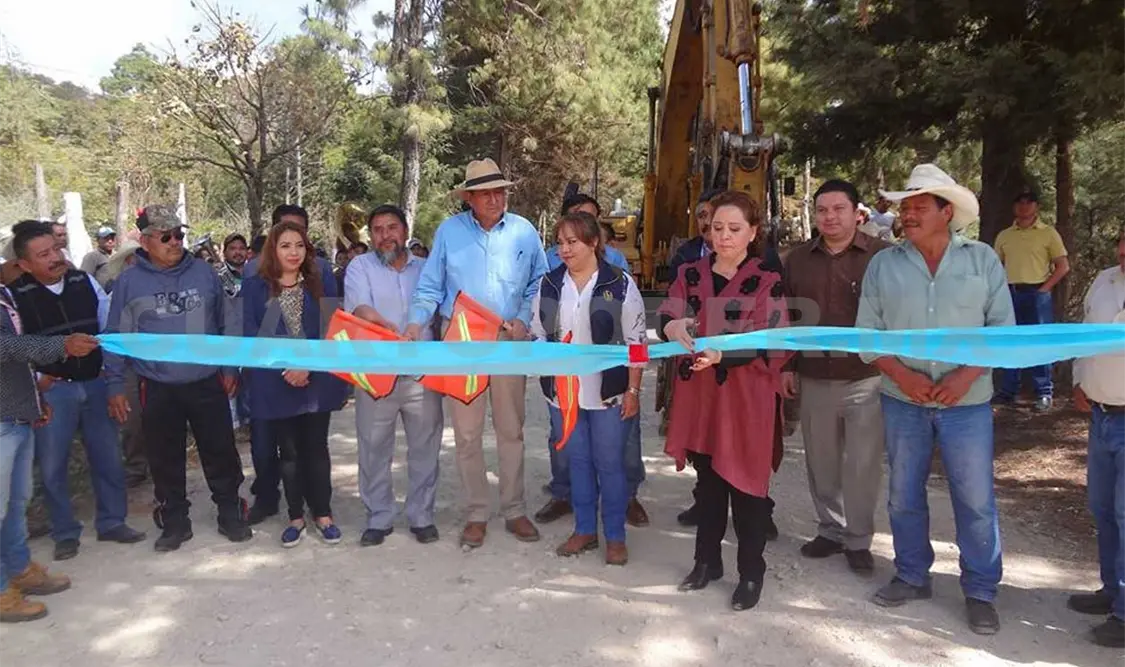Autoridades y habitantes inauguran obra pública