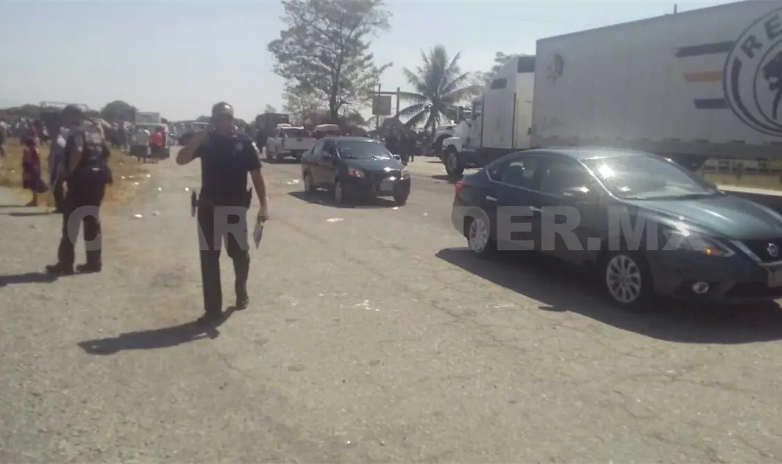 Bloquean carretera federal en Madre Vieja por desaparecido