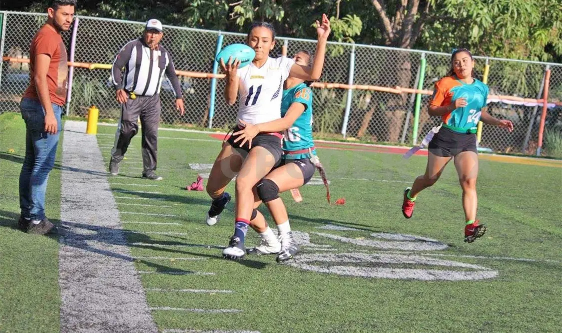 Queens da sorpresa y elimina a Mustangs